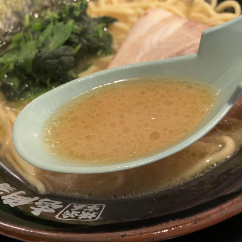 スープは「家系じゃない」と言われがちだけどちゃんと横浜家系の味