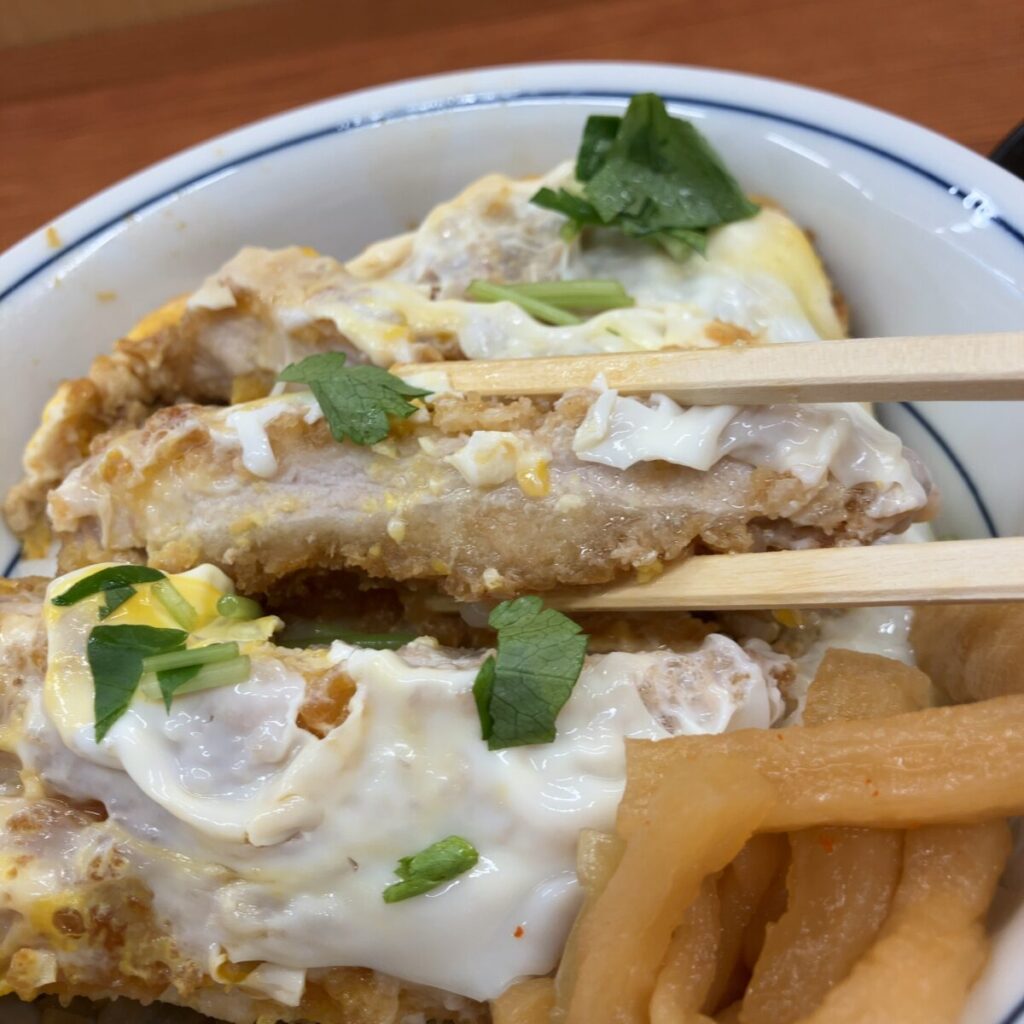 カツの肉はほどよく脂身があって良い