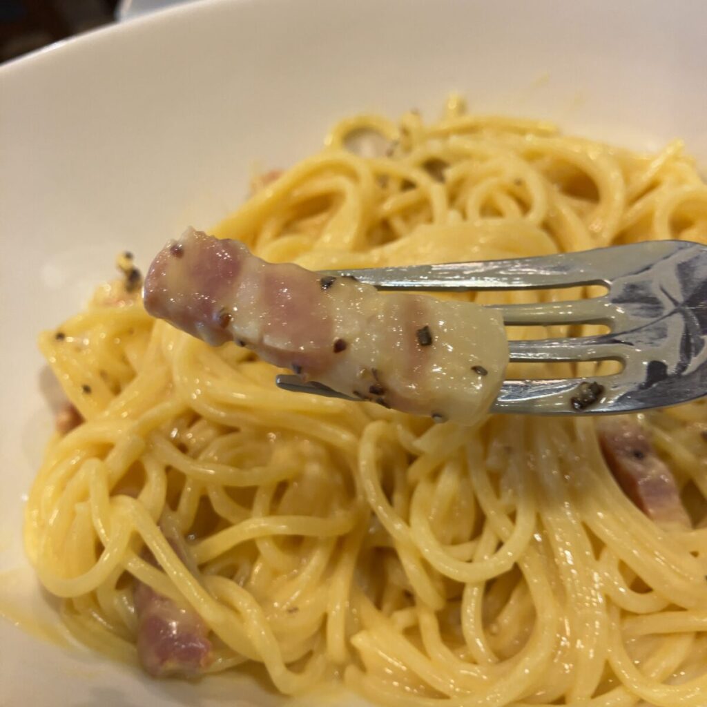 カルボナーラにはベーコンなどの具材がきちんと入っていて、味のアクセントになっています。