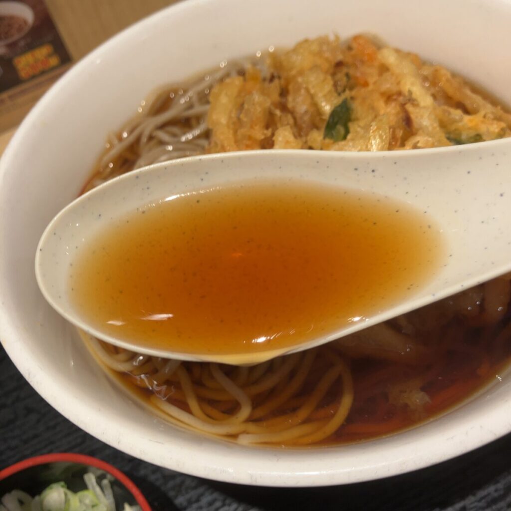 おつゆはカツオだし系で普通にうまい