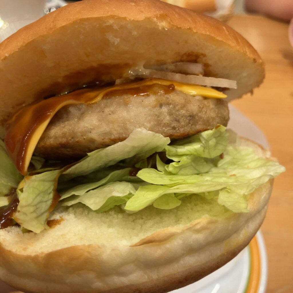 肉は冷凍ハンバーグっぽい味