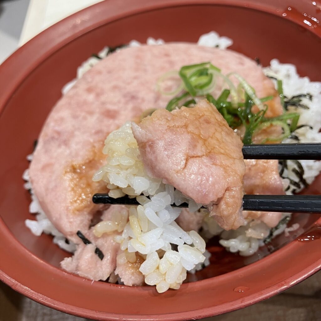 ビジュアルに反して味は普通に美味しい