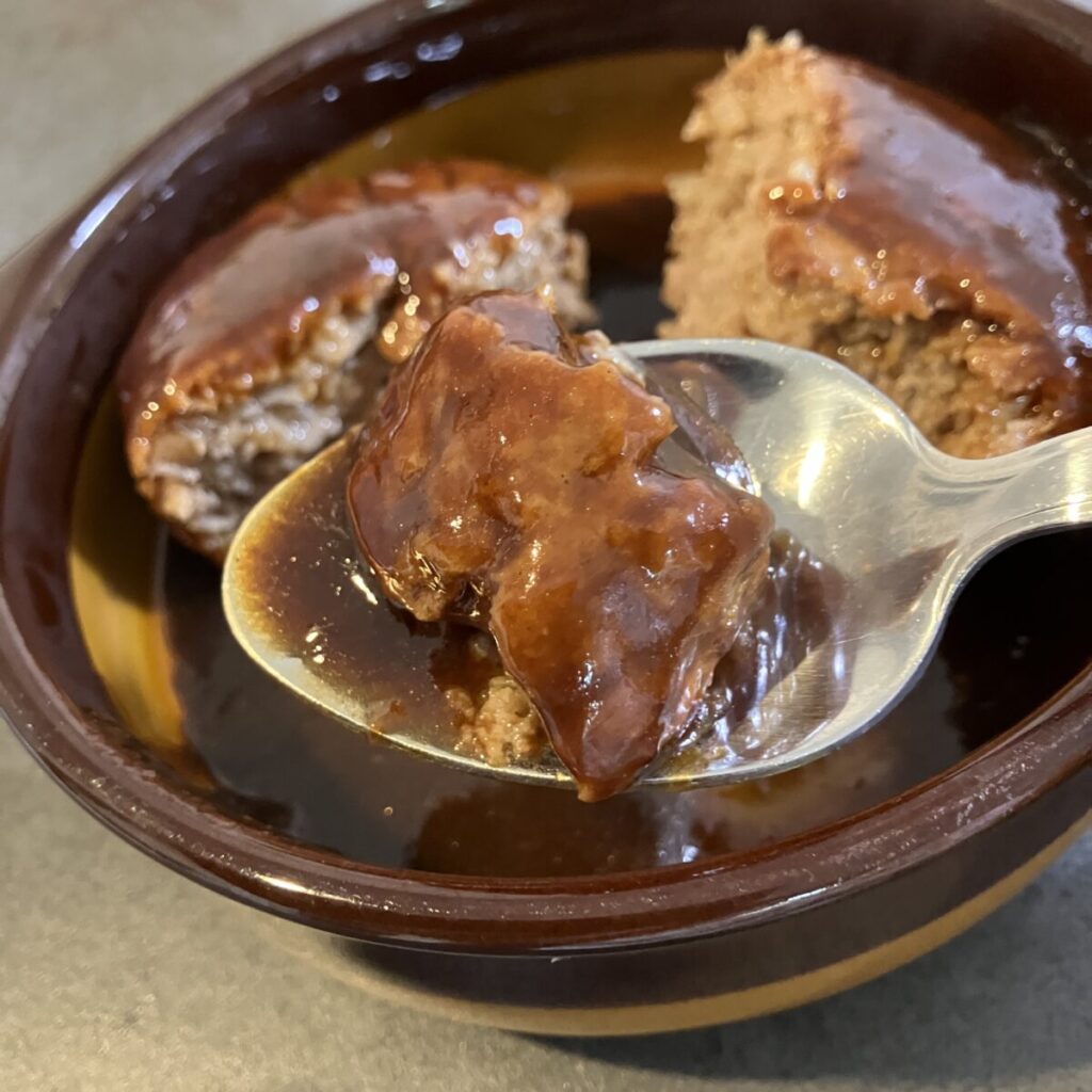 ハンバーグとソースを絡めると一気に完成度が上がる