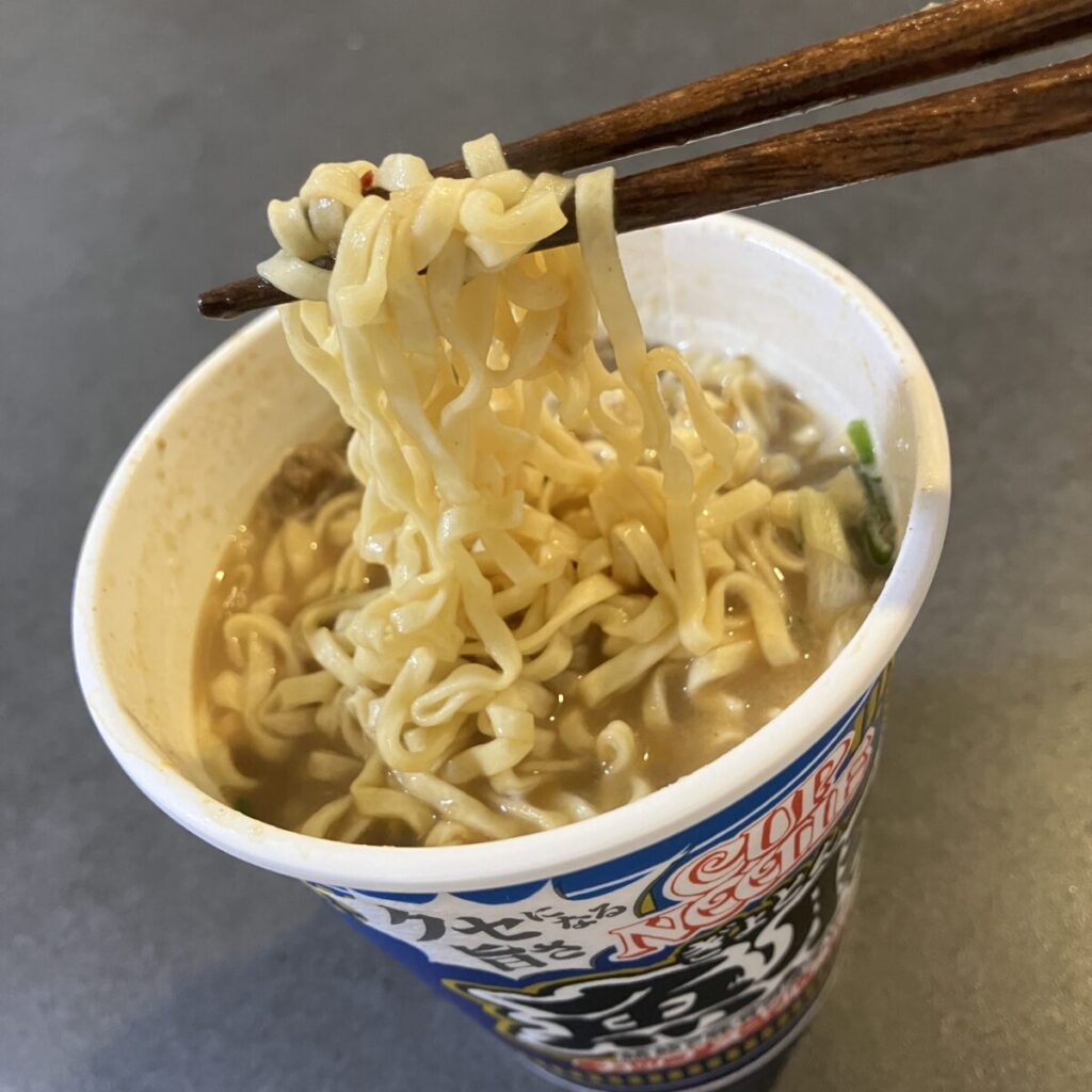 カップヌードル魚豚の麺は細麺