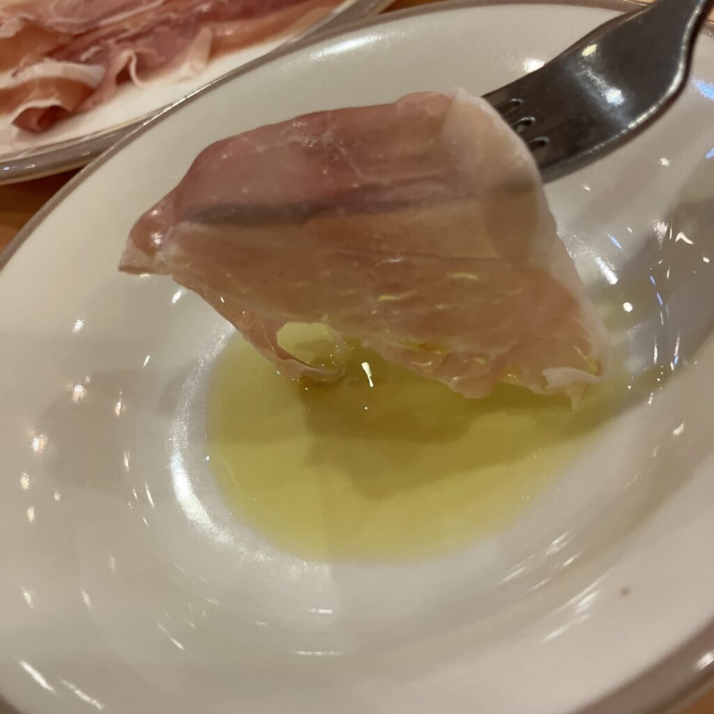 サイゼリヤの生ハムとオリーブオイルの組み合わせ