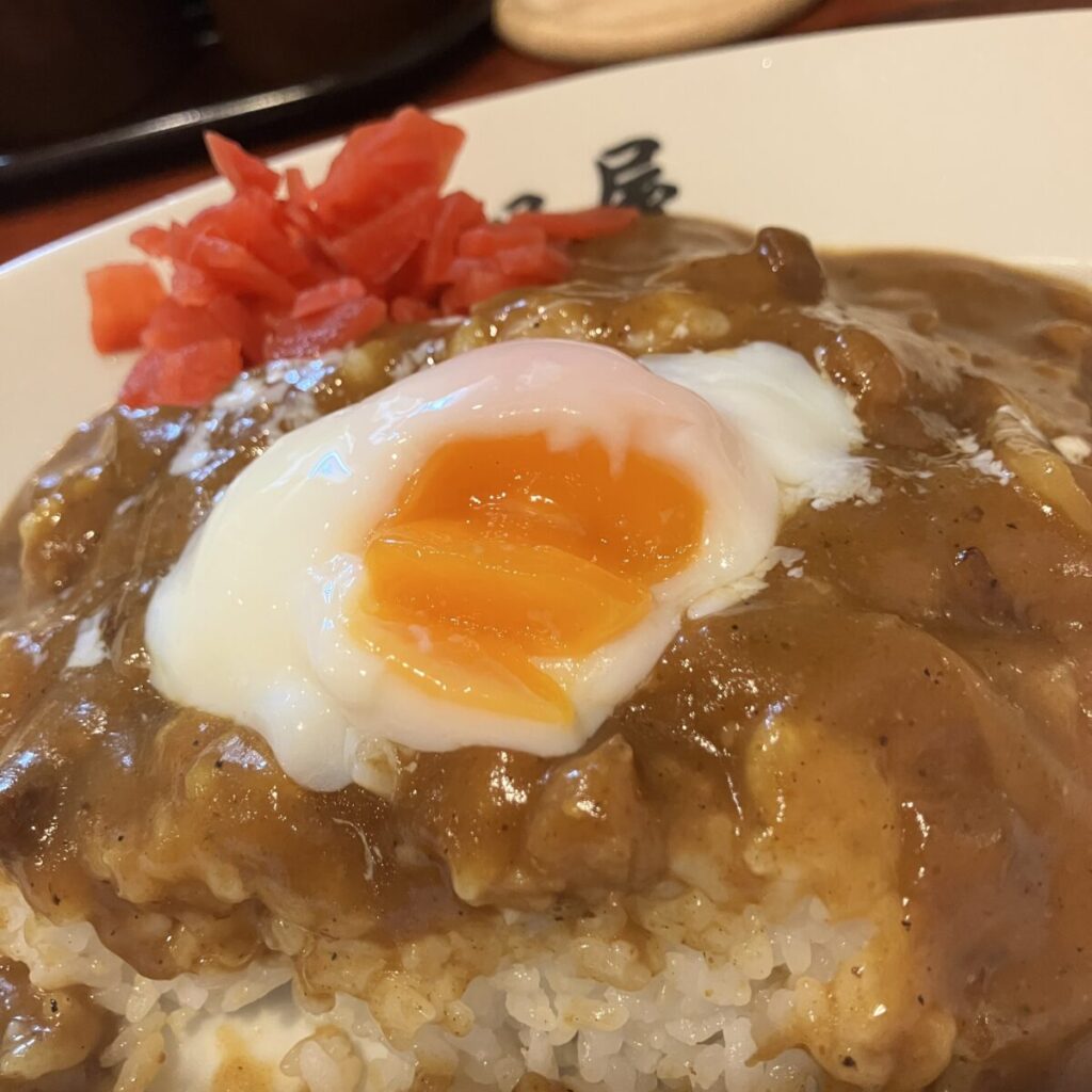 日乃屋カレーの温泉卵トッピング