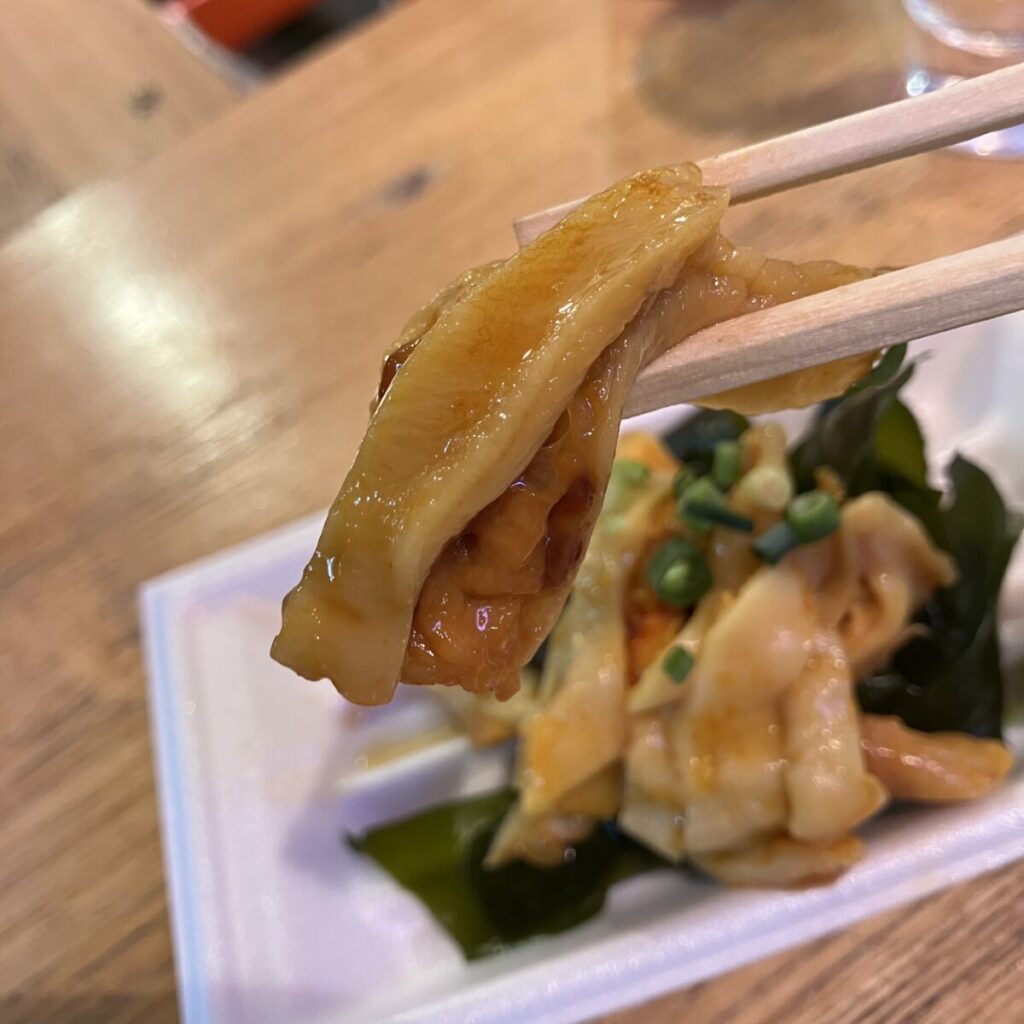 ホヤを箸でつまんでいる画像