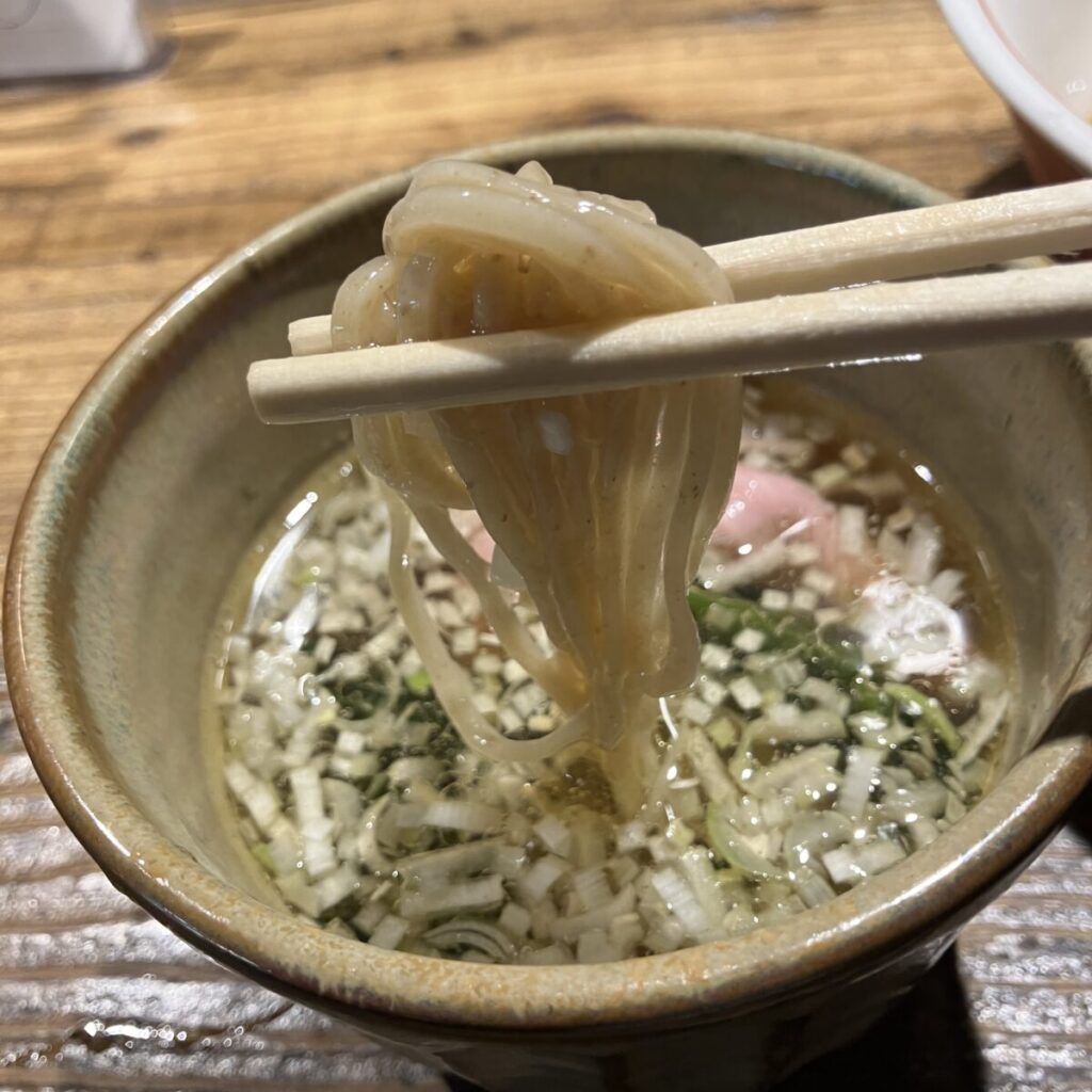 昆布水つけ麺をつけ汁でいただく