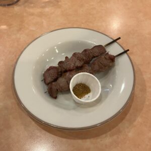 サイゼリヤのアロスティーニがまずいと言われる5つの理由！ちょっと臭いからスパイスかけるのがおすすめ